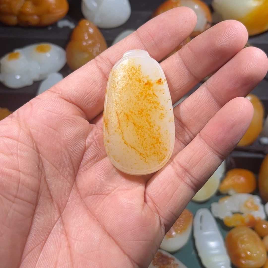 奥***弗和田玉未镶嵌颈饰