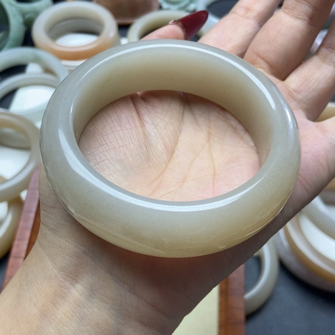 石英质玉手镯未镶嵌香****合