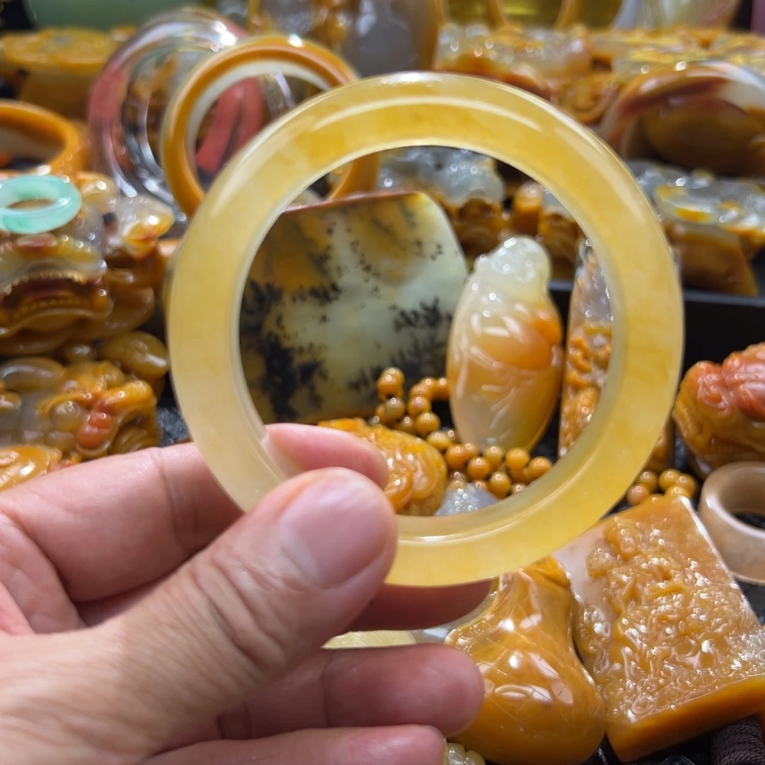 卡****颈饰未镶嵌石英质玉