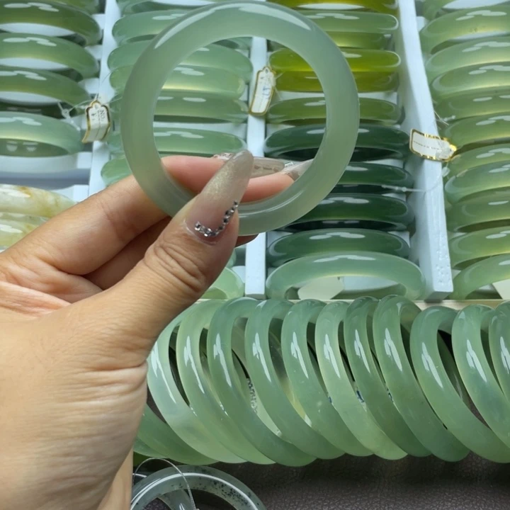 两***奶未镶嵌蛇纹石玉手镯
