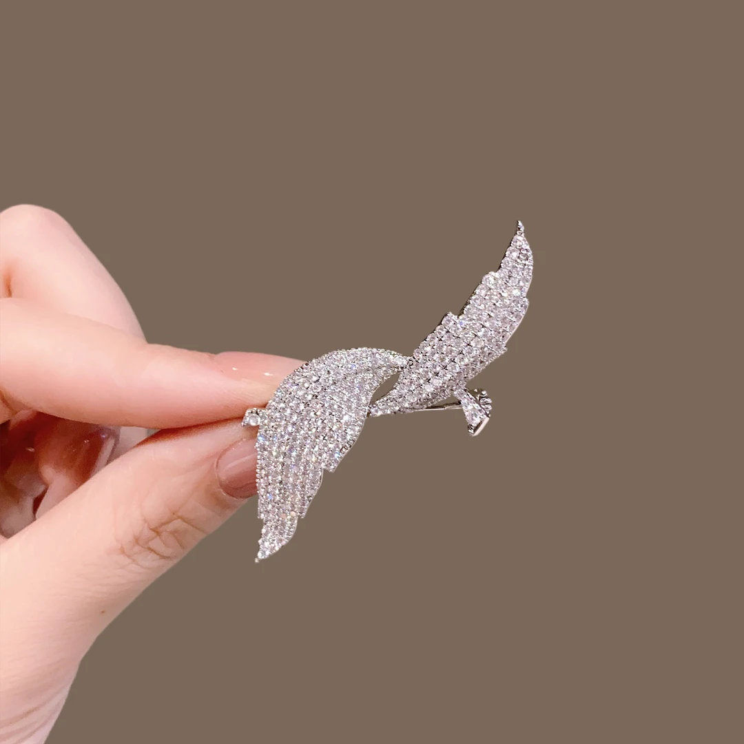 锌合金合成锆石胸针 轻奢高级感树叶胸针女精致时尚设计感配饰