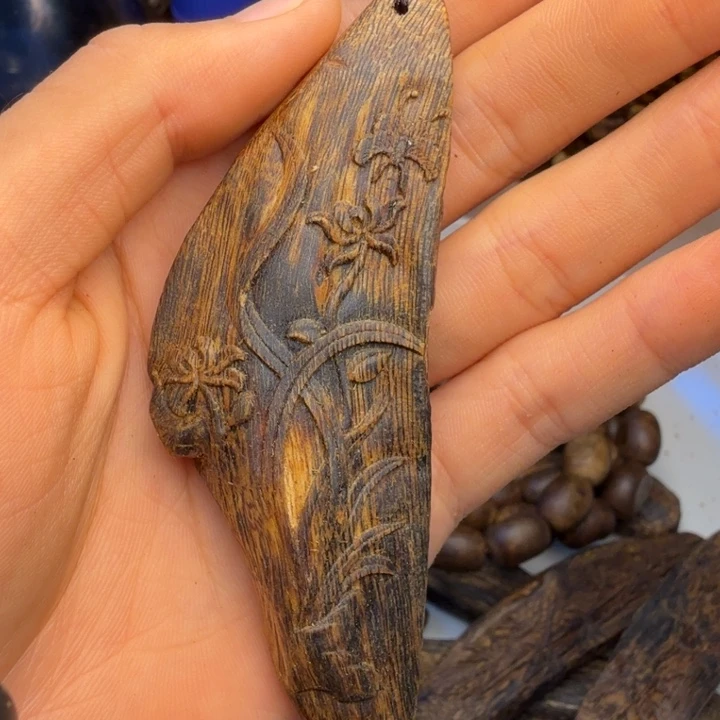 沉香碎屑沉香缘**在海南白棋树心油雕刻牌