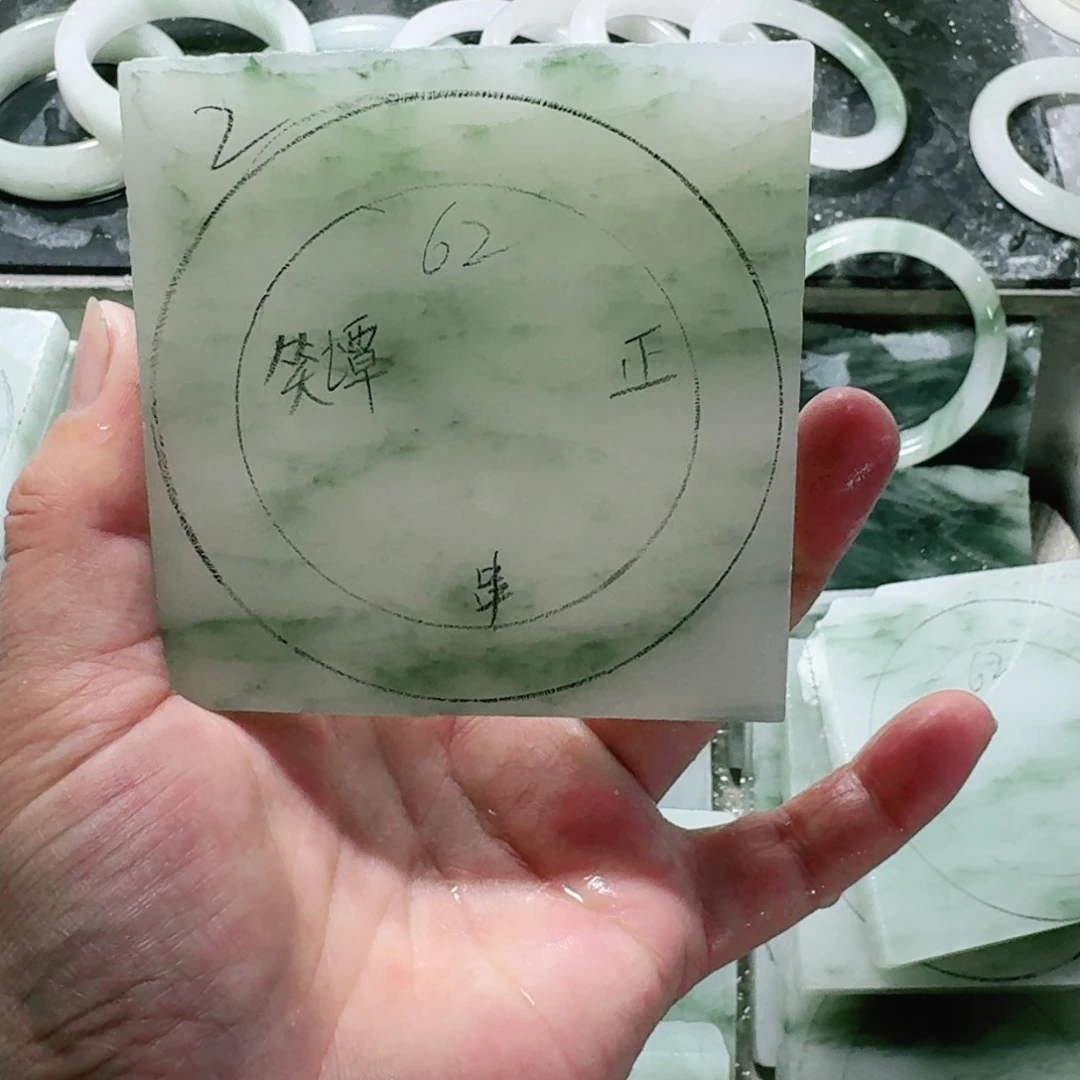 定制石英质玉（天山翠）笑***?