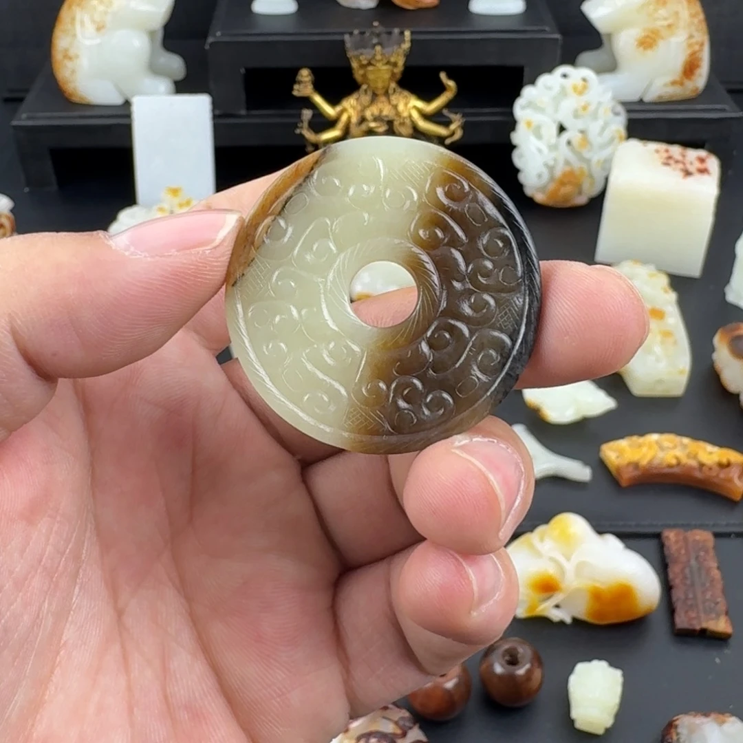 和田玉（糖玉）颈饰未镶嵌遇***草