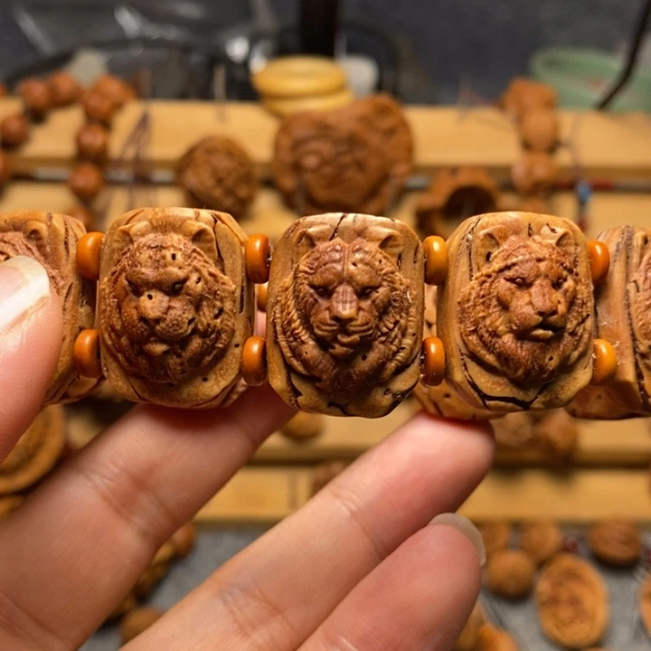 桃核雕刻老虎手牌