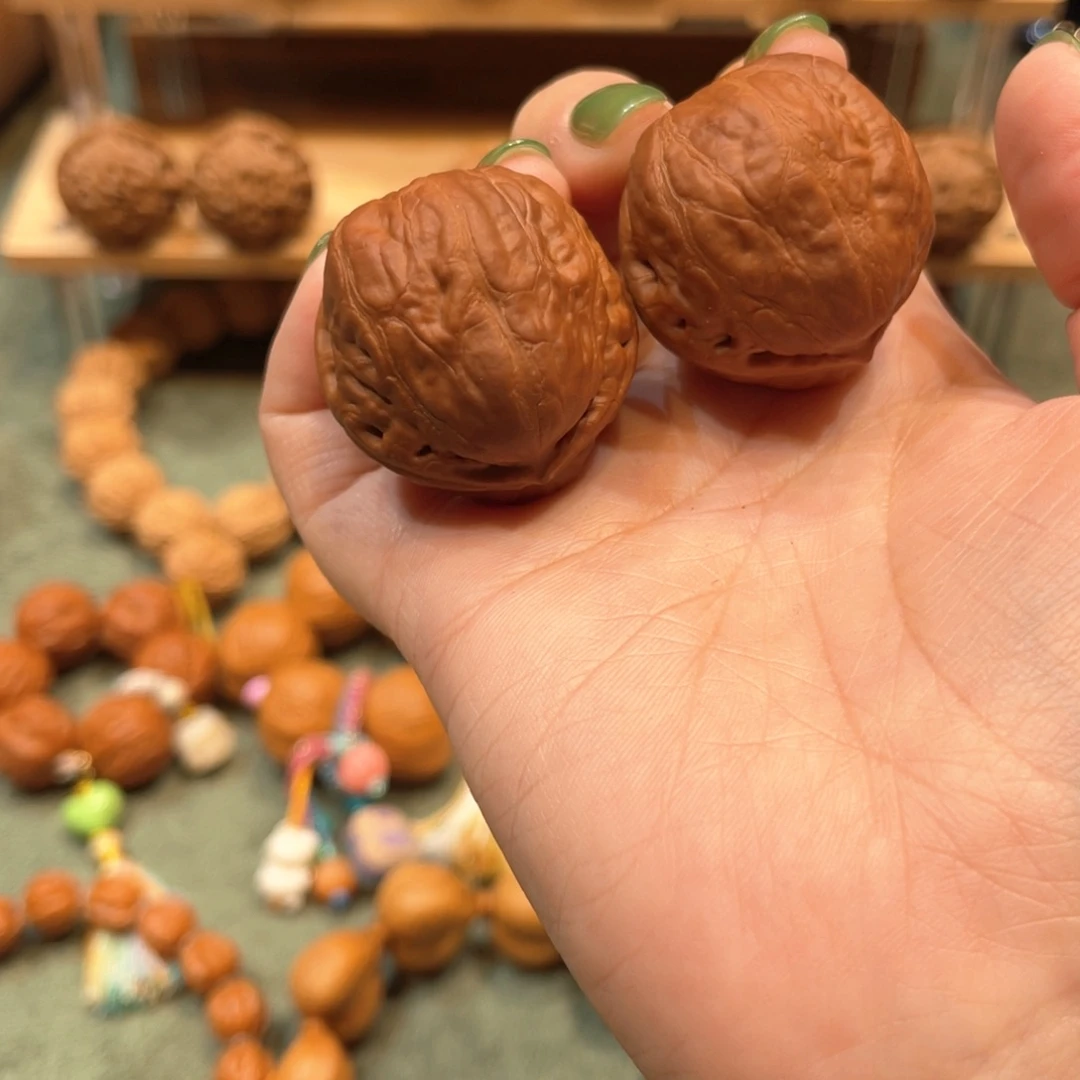 把件桃核玉面金蟾