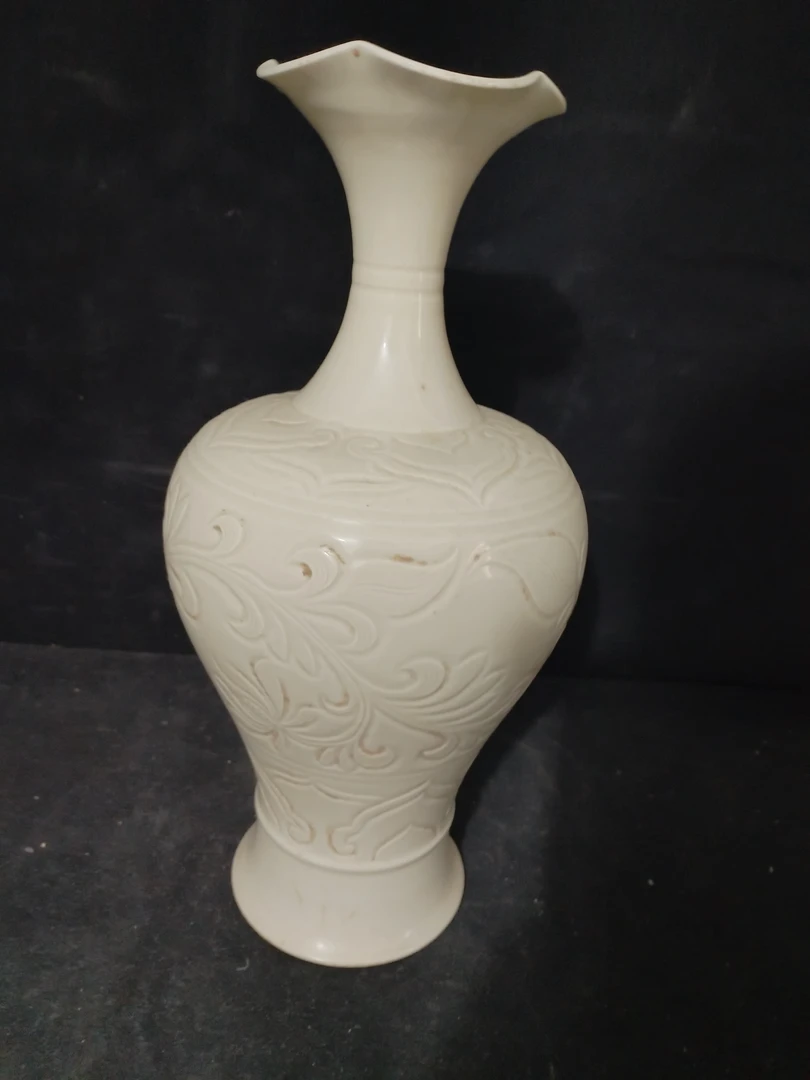 定窑刻花工艺花口瓶