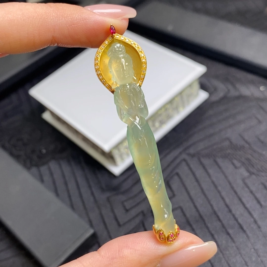 翡翠18K金镶嵌颈饰素衣观音
