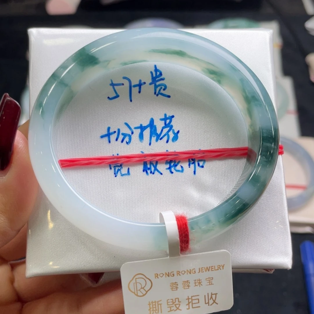 翡翠手镯未镶嵌翡翠手镯