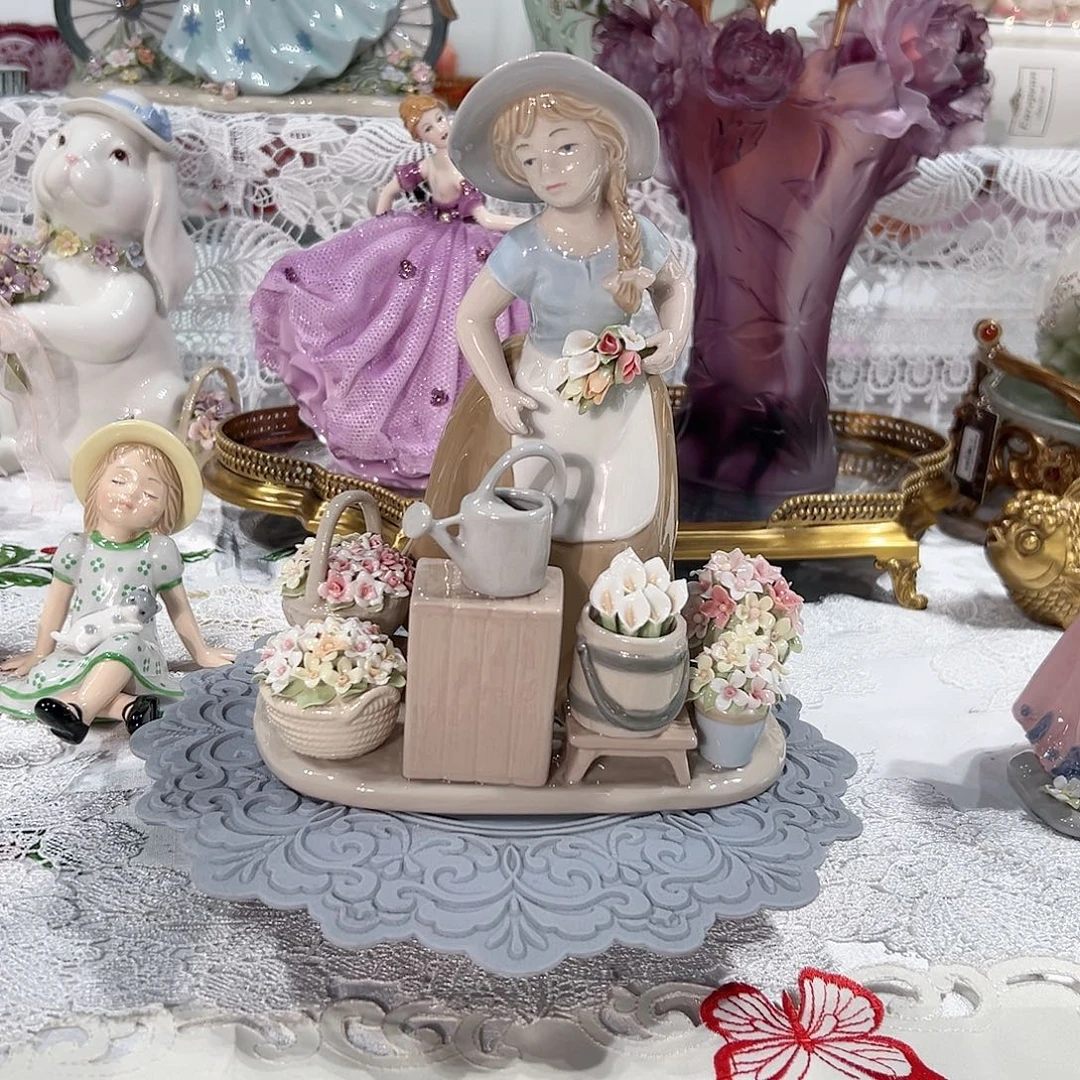 陶瓷0226骨瓷经典莲花女孩摆件