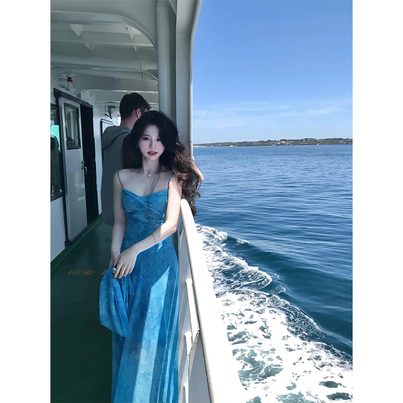 蓝色连衣裙女夏季甜美海边度假风修身显瘦多巴胺印花无袖吊带长裙