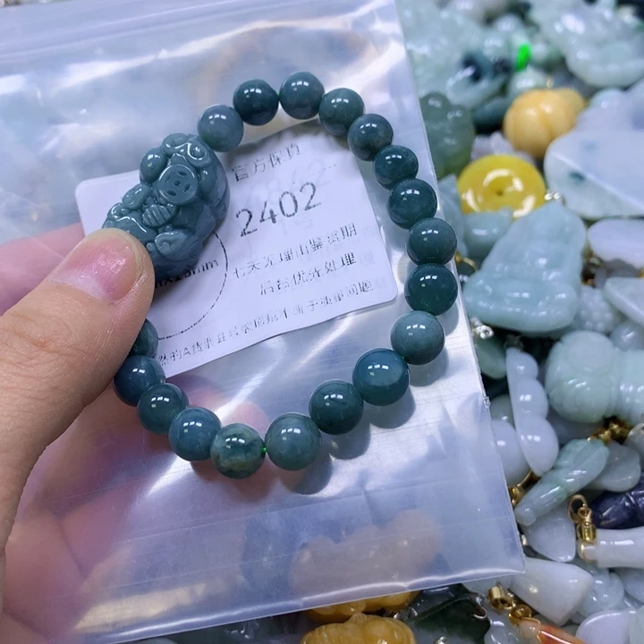 翡翠足银镀金镶嵌颈饰翡翠