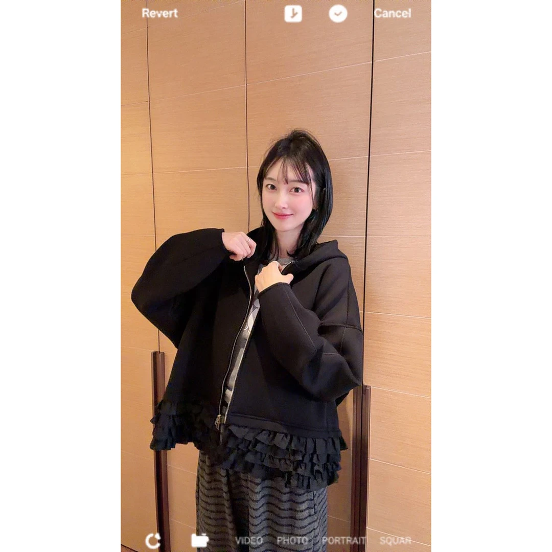 【张静芝】韩国新品~甜美木耳花边拼接宽松黑色显瘦连帽外套