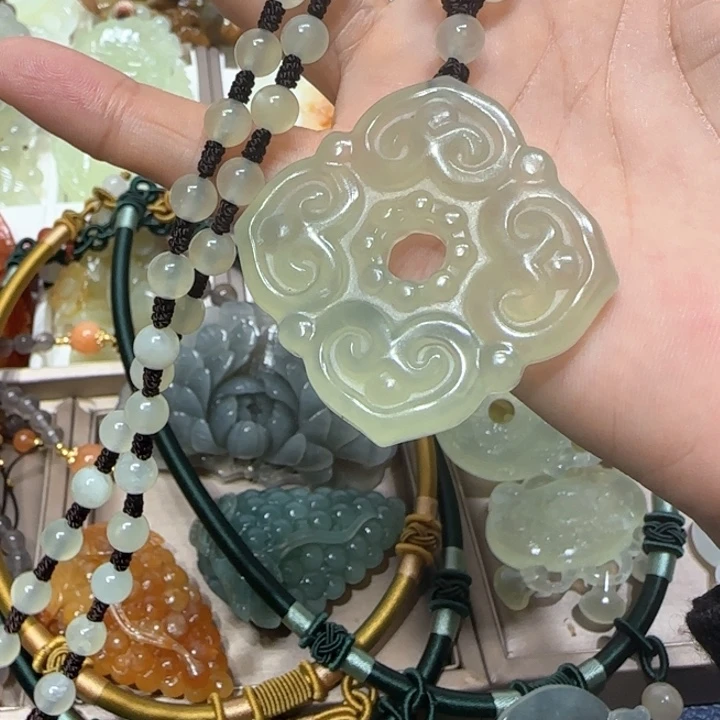 蛇纹石玉吊坠未镶嵌