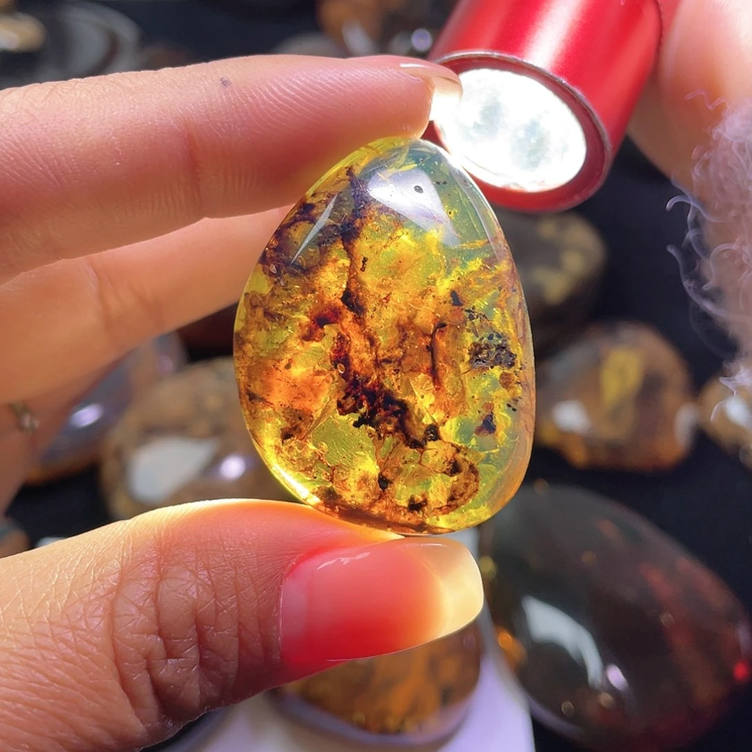 琥珀裸石未镶嵌？