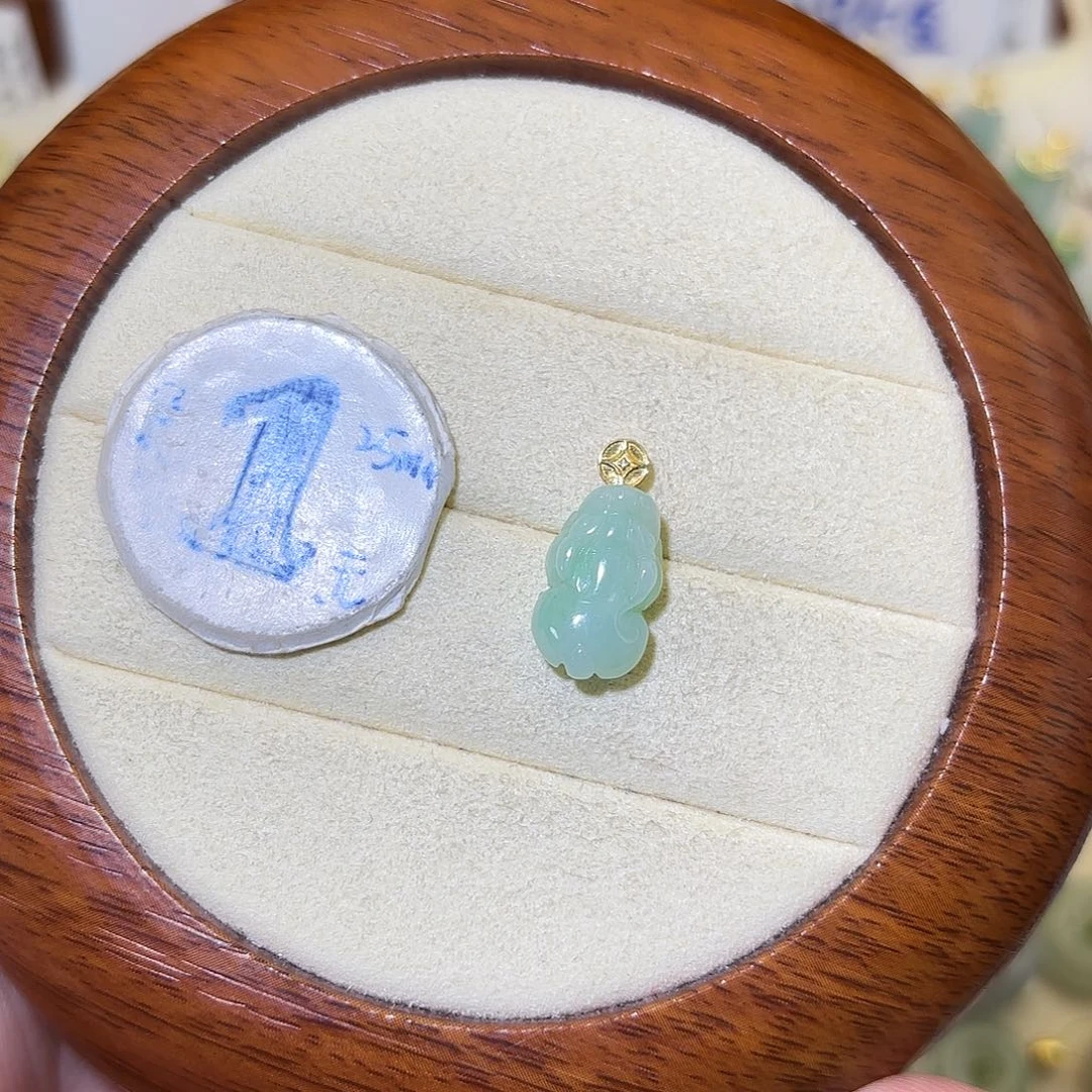 翡翠18K金镶嵌颈饰貔貅