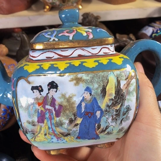 茶壶紫砂原矿泥料手工制作的一把紫砂壶。