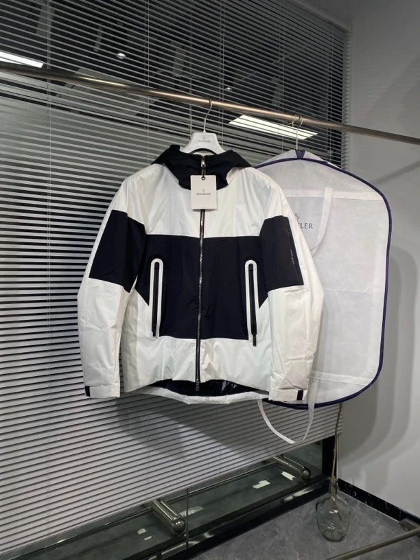 全新未使用 MONCLER 羽绒服 冲锋衣 外套 徽标logo 4码 ko1907