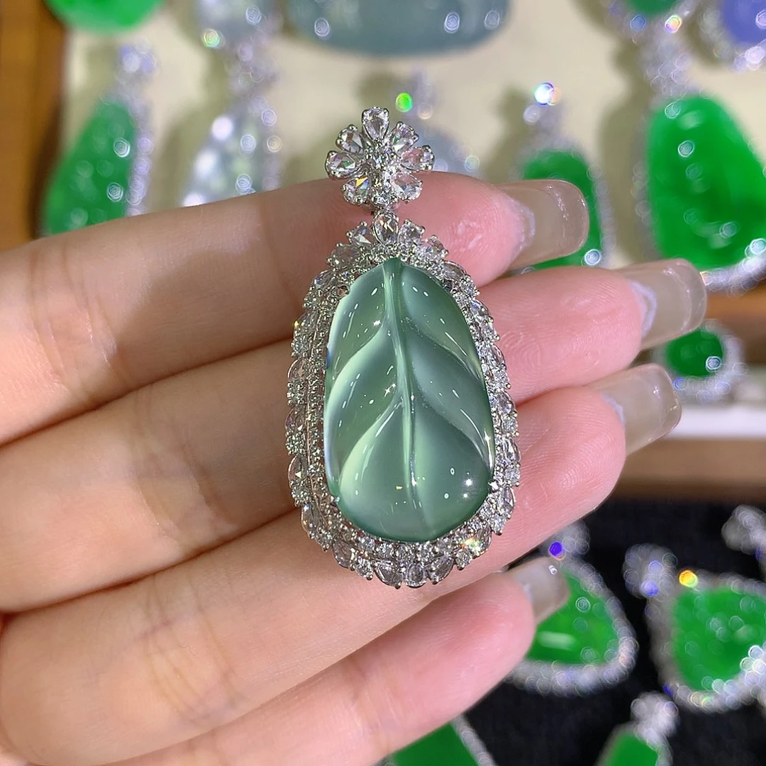 翡翠18K金镶嵌颈饰888888888