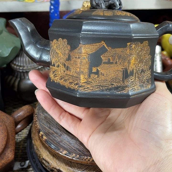 茶壶紫砂原矿泥料手工制作的一把紫砂壶。