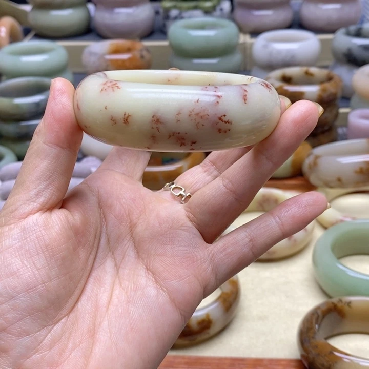 幸***笑石英岩玉未镶嵌手镯