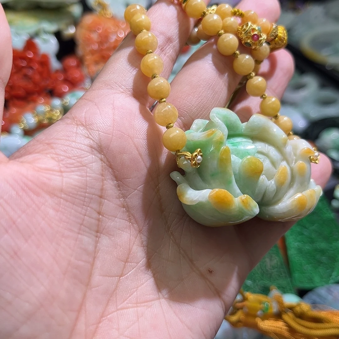 翡翠未镶嵌颈饰待编织