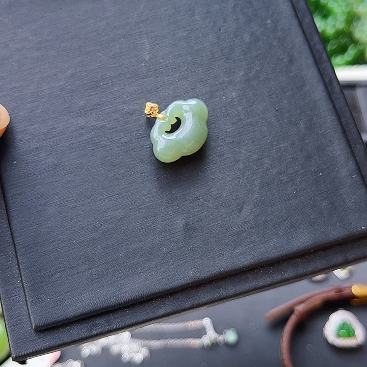 和田玉18K金镶嵌颈饰