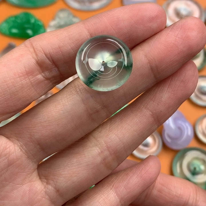 翡翠挂件未镶嵌….