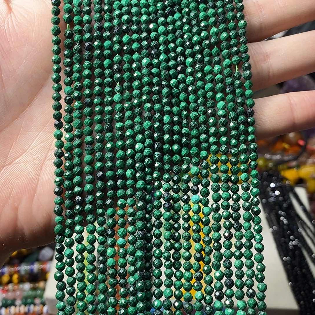 石英质玉未镶嵌，天然孔雀，石切面3.6mm，