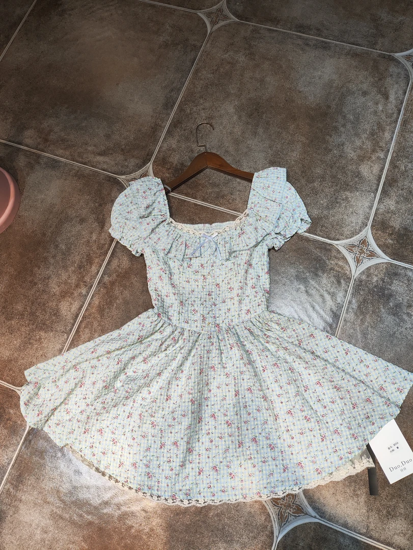 法式方领碎花飞飞袖连衣裙夏季新款高级感显瘦短裙