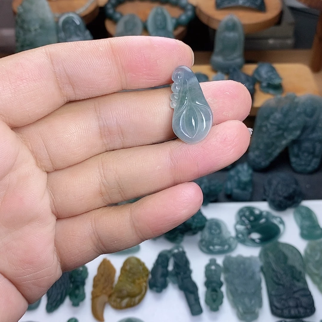 翡翠未镶嵌颈饰玉兰花