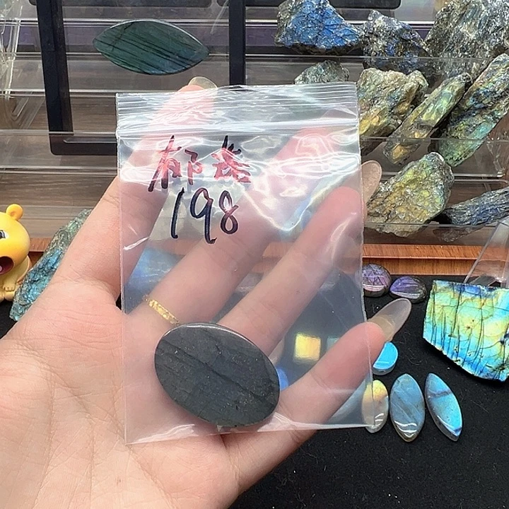 郁***落有机玻璃天然拉长石吊坠款