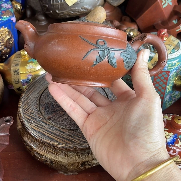 茶壶红泥原矿泥料手工制作的一把紫砂壶。