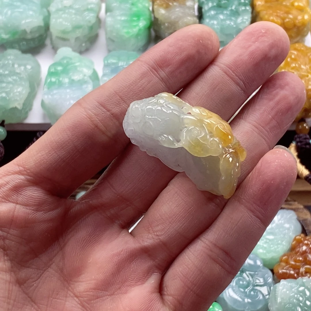 翡翠未镶嵌颈饰貔貅