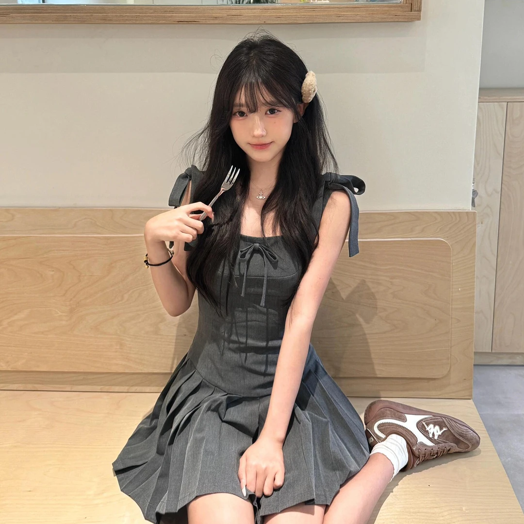 灰色吊带连衣裙子女夏季2025新款法式气质高级感收腰百褶短裙4044