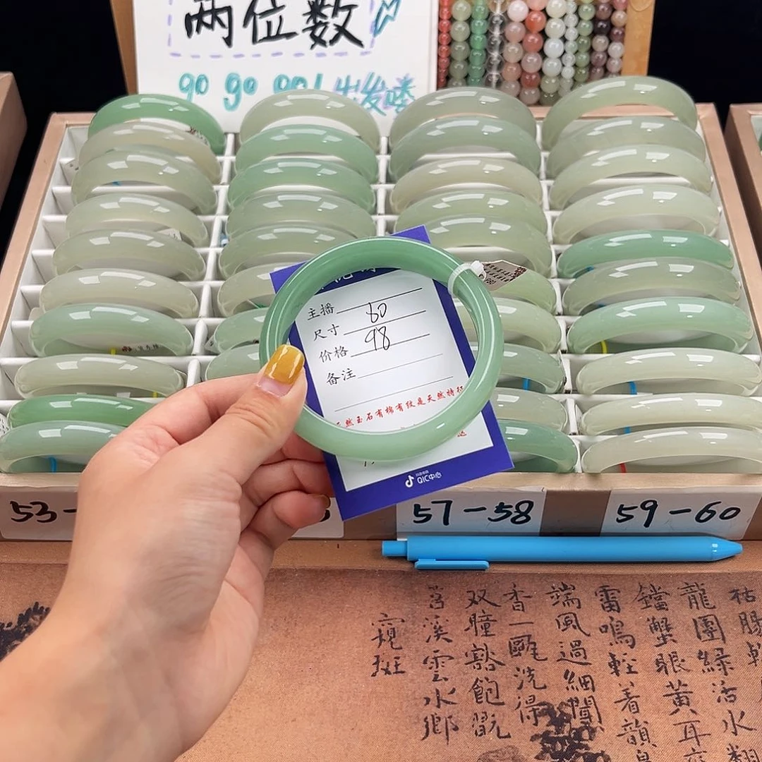 未镶嵌手镯石英质玉
