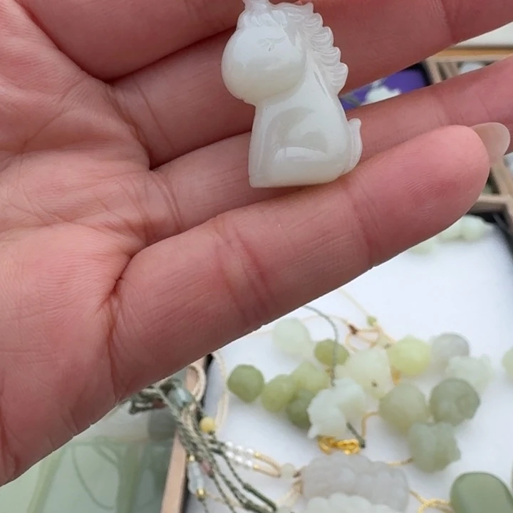 只***见和田玉未镶嵌颈饰菲