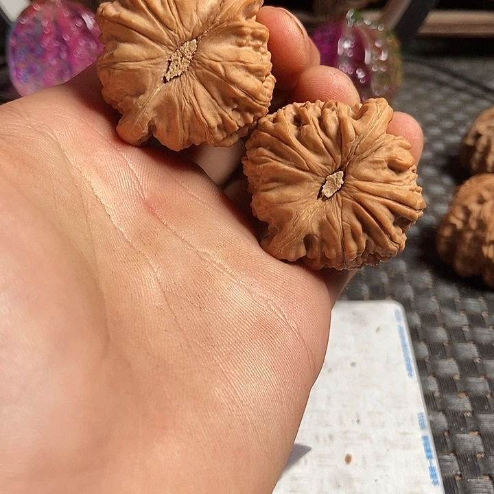 文玩核桃吊坠40半白狮子
