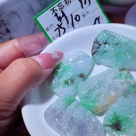 刘***全翡翠未镶嵌颈饰缅甸