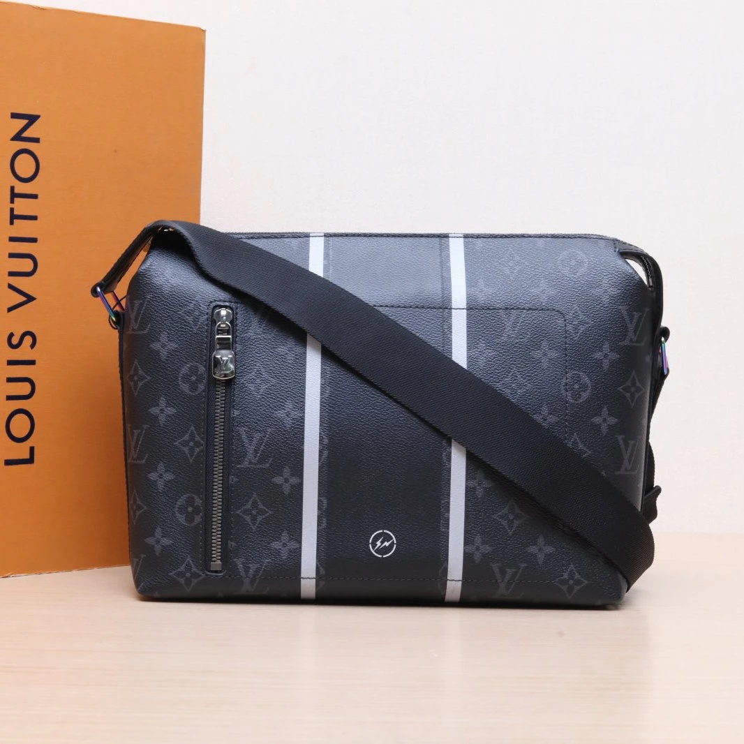 95新 LouisVuitton/路易威登 活动黑黑 藤原浩邮差款 单肩包
