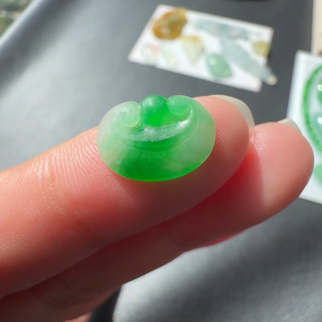 定制翡翠未镶嵌冰辣阳绿如意锁