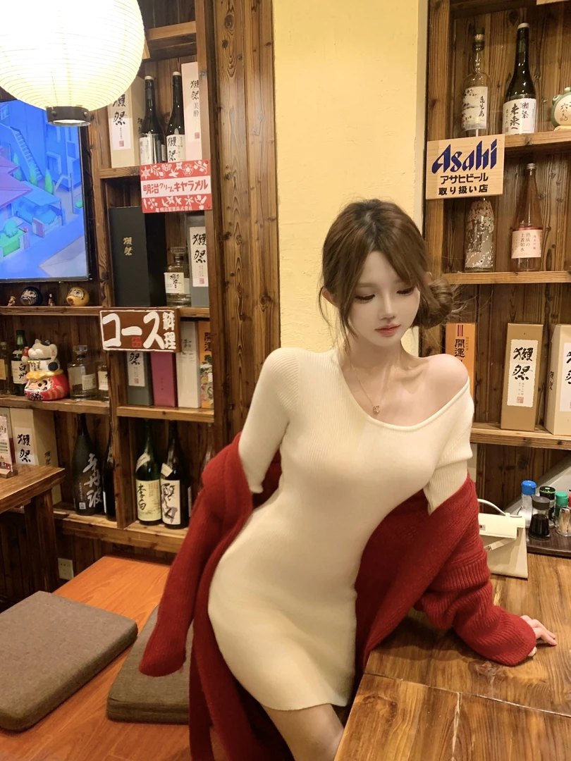 Yucii 气质白色斜领针织连衣裙女25早春长袖收腰包臀短裙