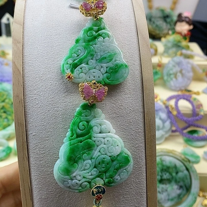 翡翠吊坠(不含链)未镶嵌翡翠阳绿色雕刻仿古牌叠戴款毛衣链