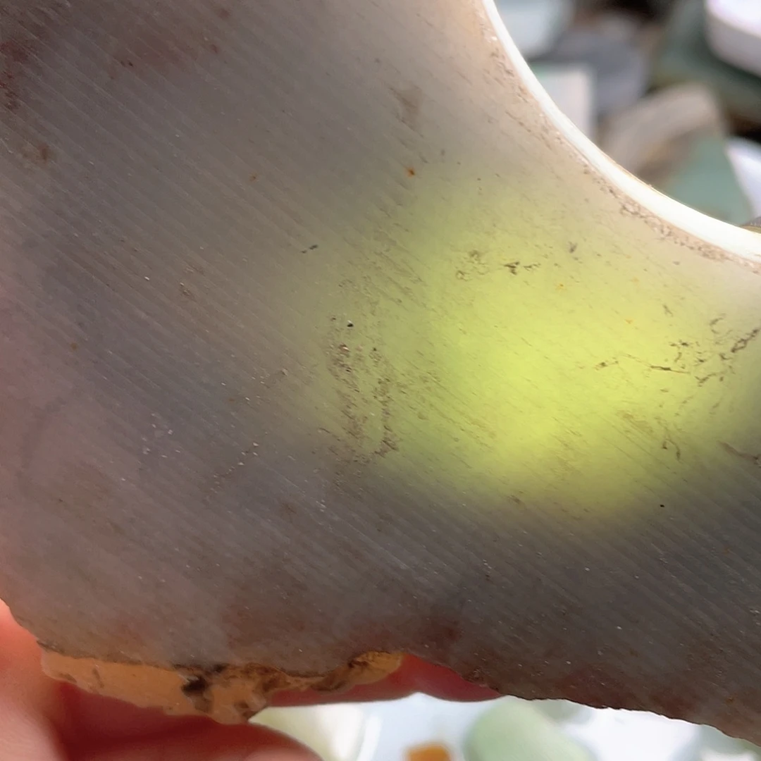 颈饰未镶嵌翡翠。