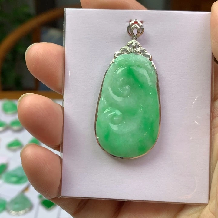 翡翠18K金镶嵌颈饰翡翠吊坠
