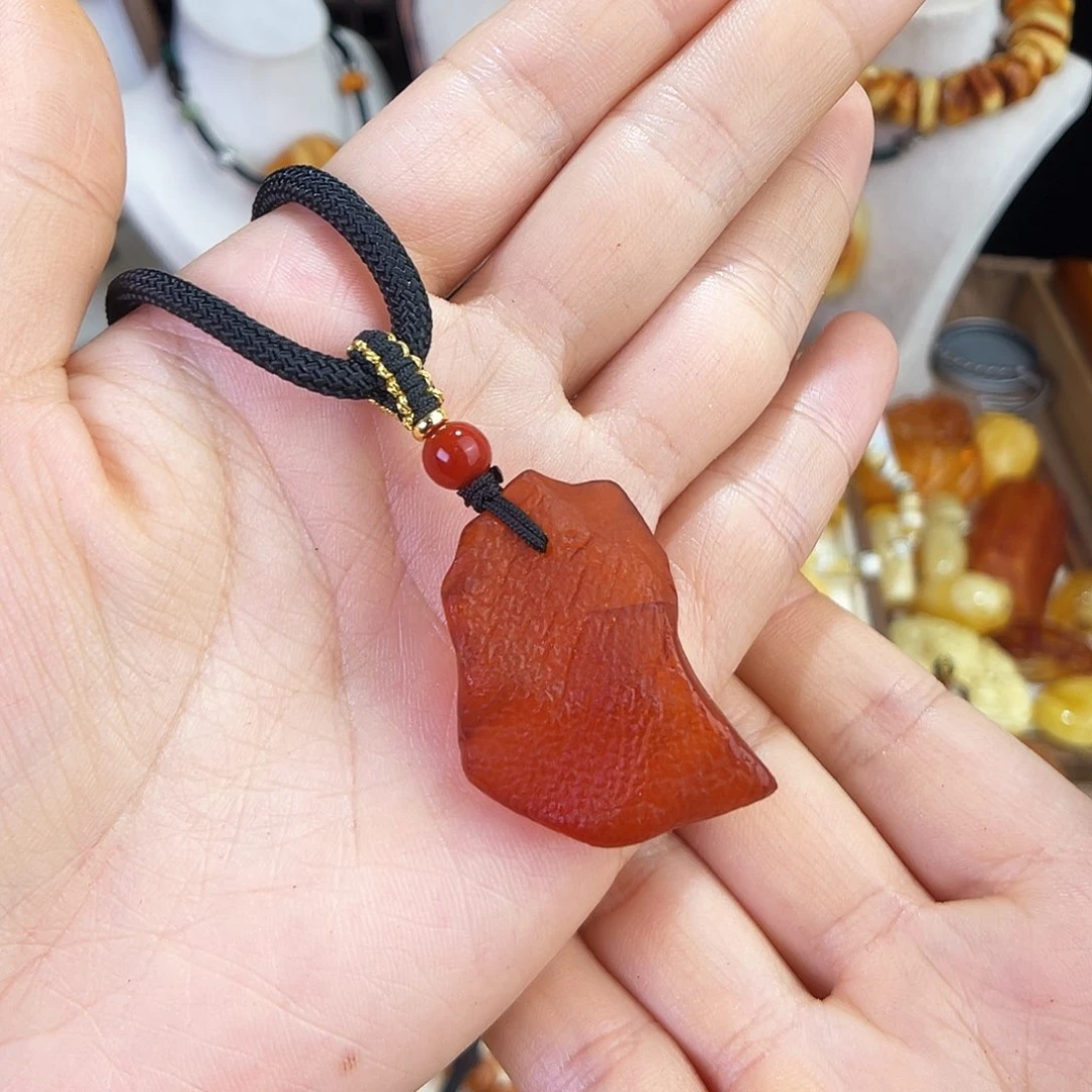 琥珀珠宝奇石未镶嵌。