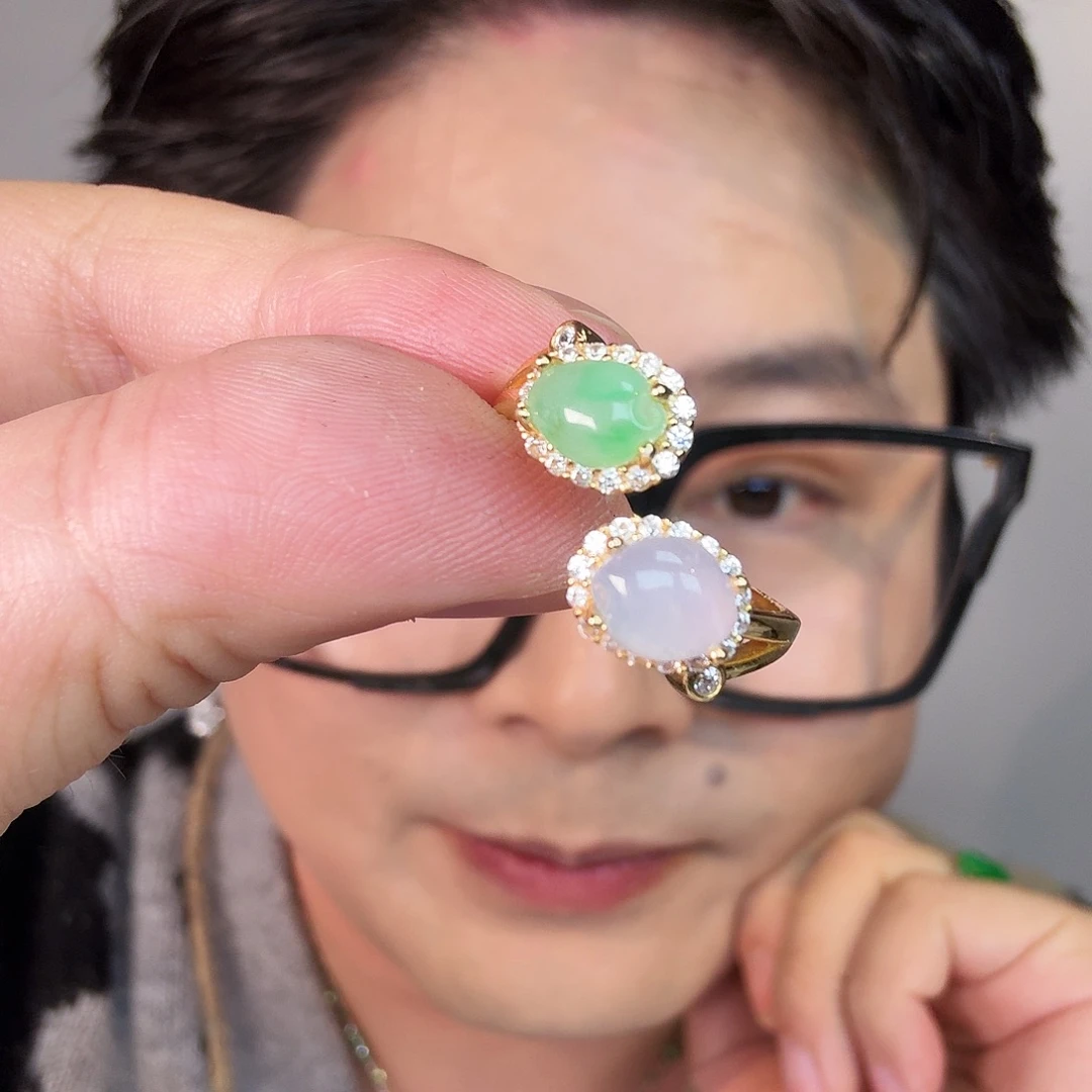 翡翠未镶嵌颈饰一件