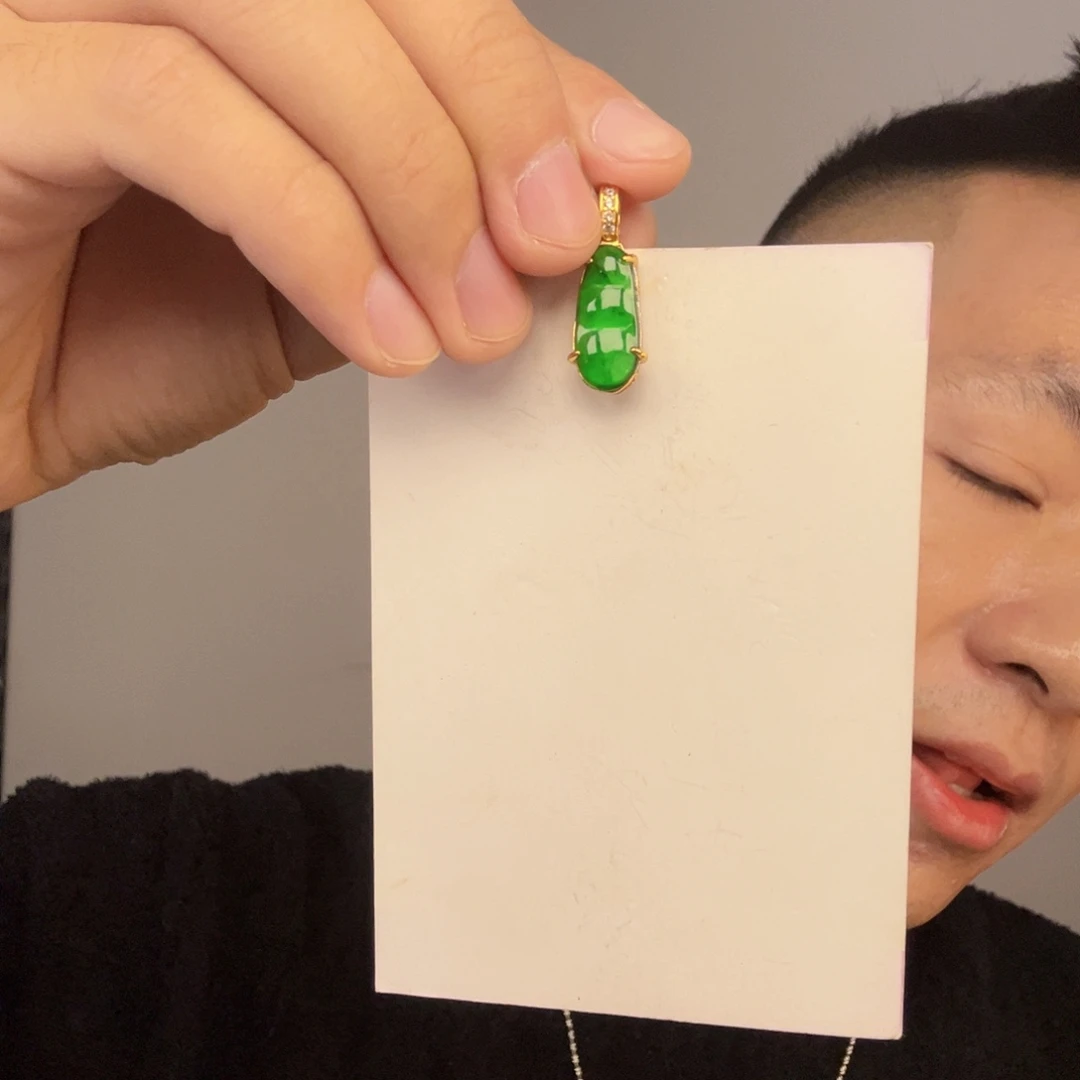 翡翠未镶嵌挂件一件