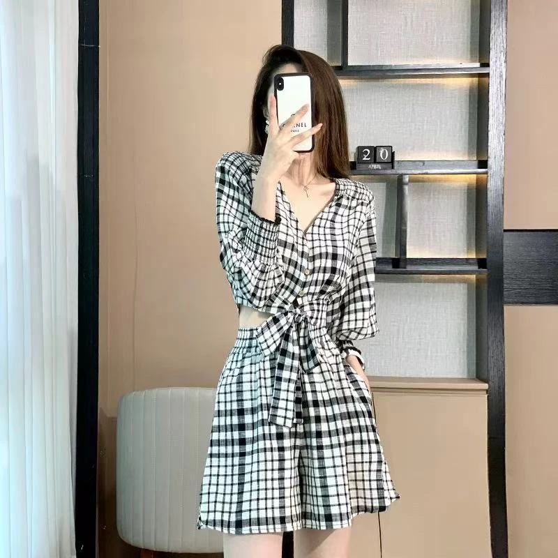 秋季时尚小众新款撞色格子V领长袖修身镂空收腰连衣裙氛围感短裙