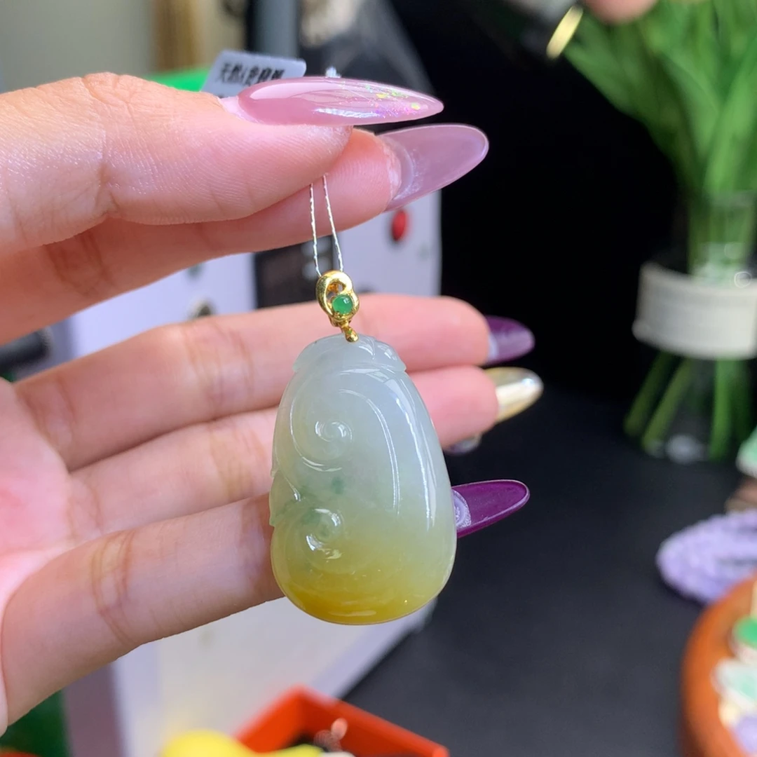颈饰18K金镶嵌翡翠